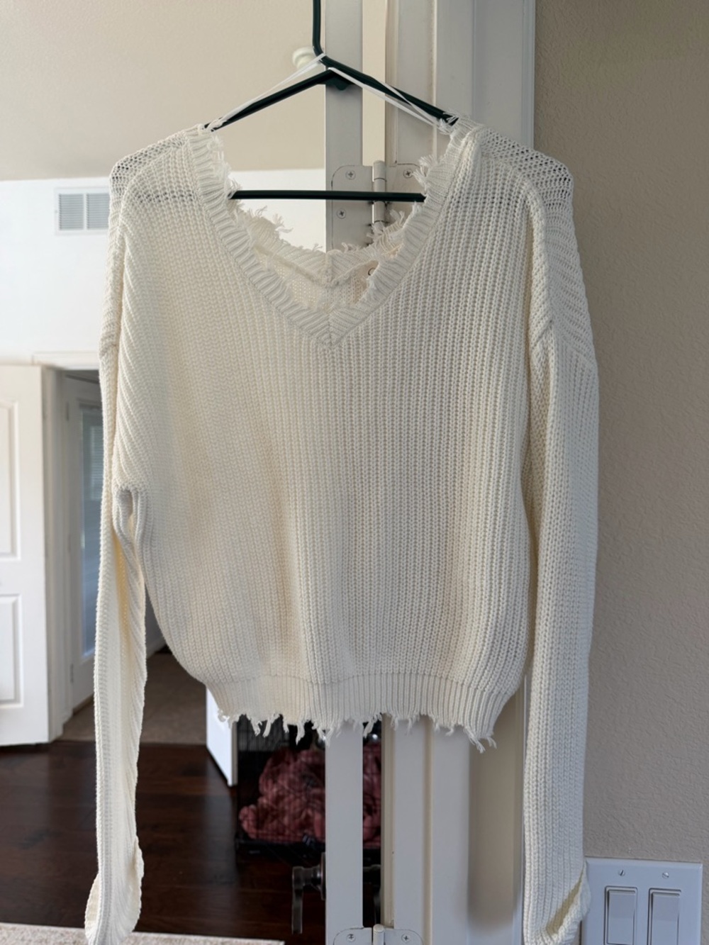 Jessica Simpson White Distressed V‑Neck Sweater